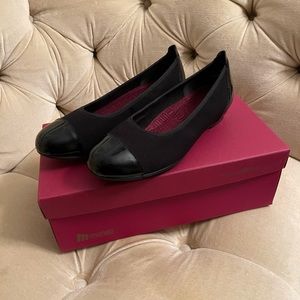Munro Henlee Cap Toe Flat - Black size 9-E2 (wide)